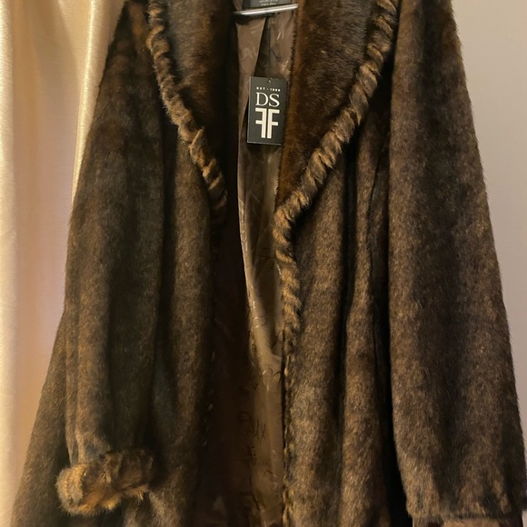 Gorgeous Faux Fur coat NWT - Picture 3 of 4